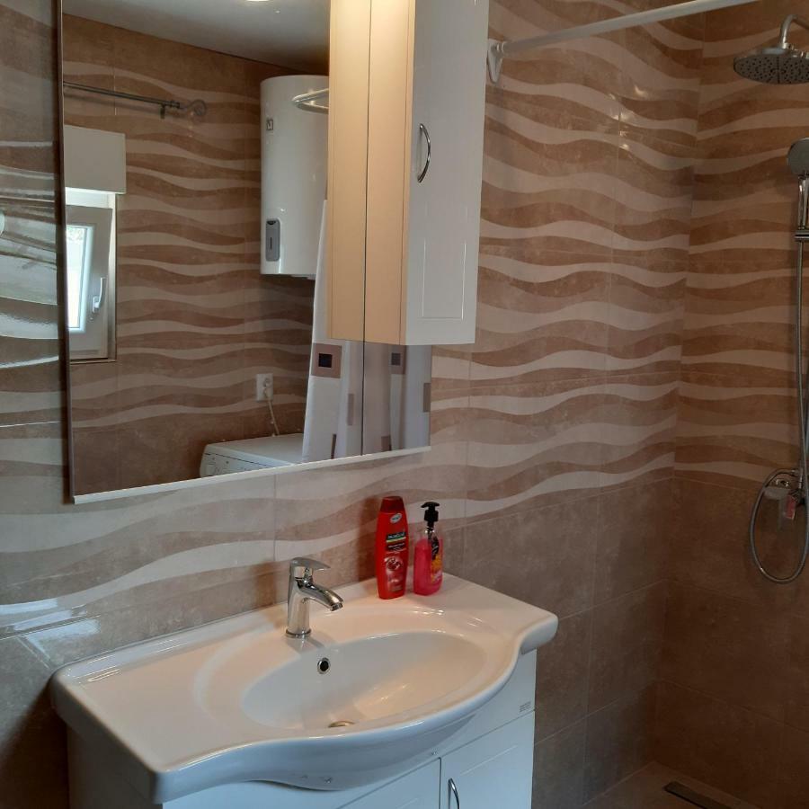 Apartment "Mislav" Gornji Karin Bagian luar foto